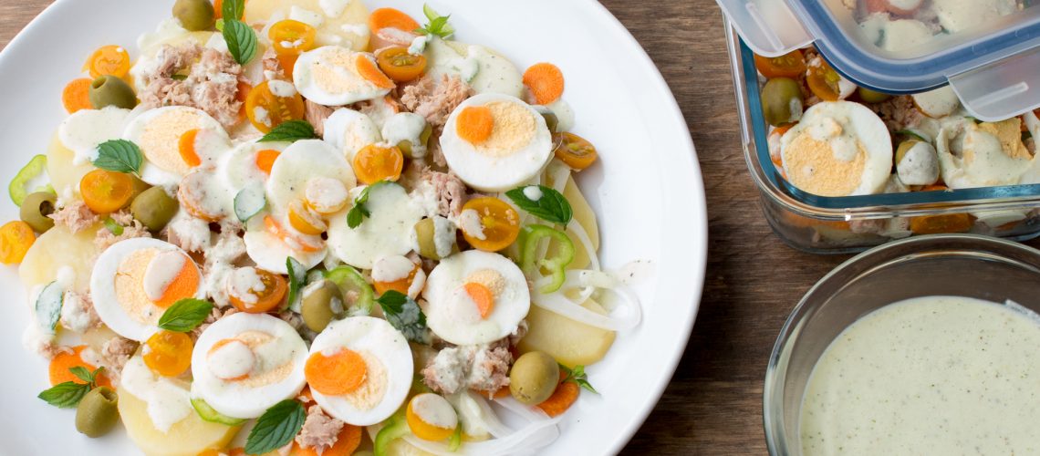 Ensalada de patatas con aliño de pepino, yogur y menta