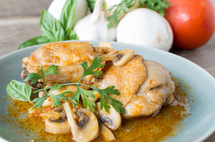 Pollo con verduras y champiñones