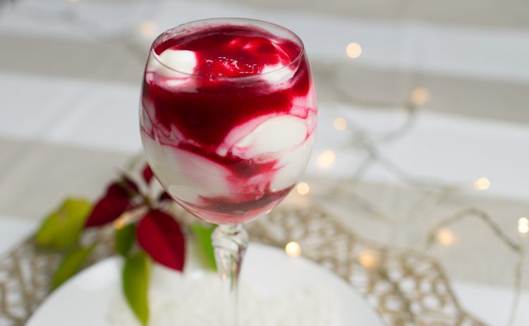 Eton Mess (postre inglés de merengue, fresa y nata)