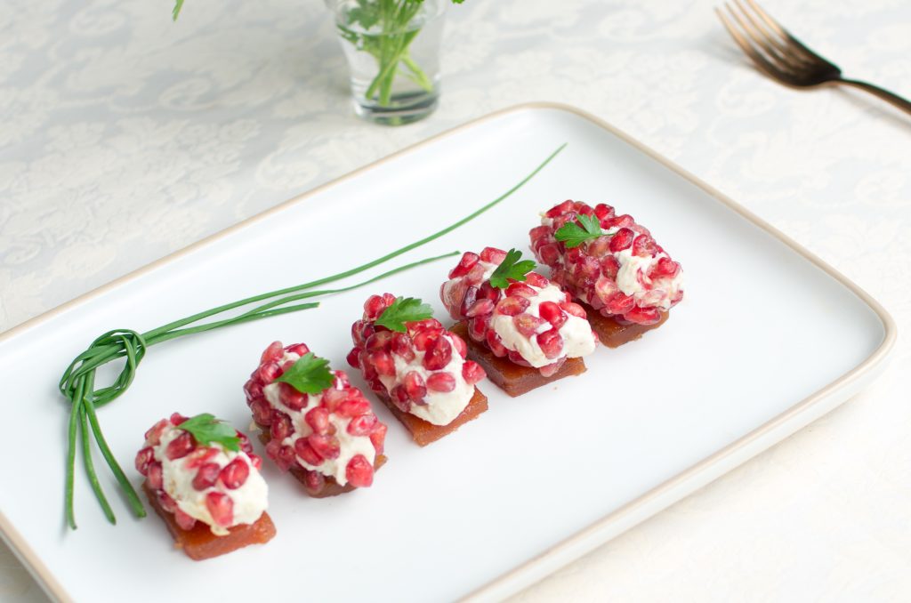 Montaditos de membrillo queso y granada