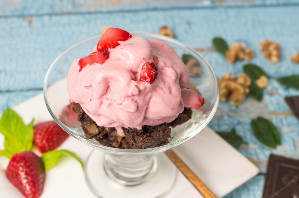 Brownie con helado queso cremoso de frutos rojos por Loli Carrión