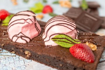 Brownie con helado queso cremoso de frutos rojos por Loli Carrión