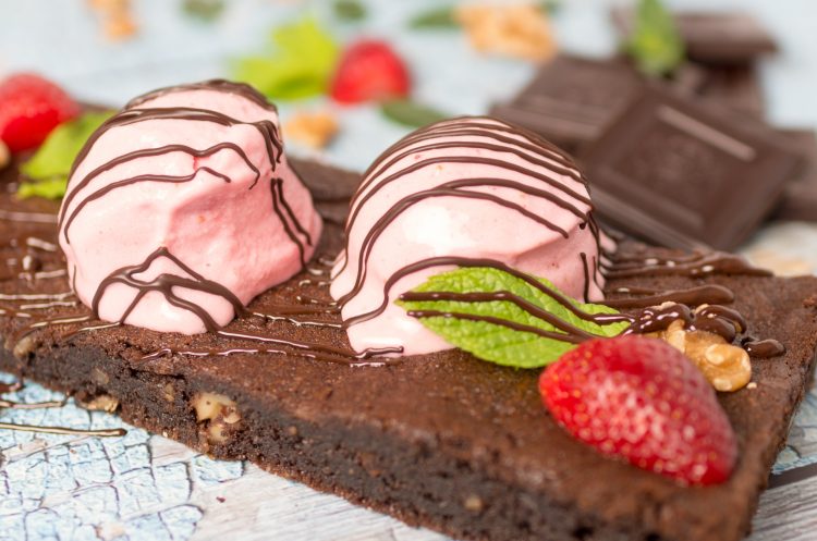 Brownie con helado queso cremoso de frutos rojos por Loli Carrión