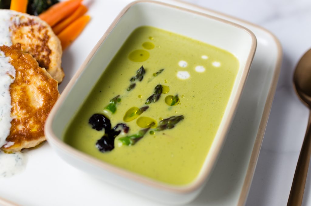 Crema de espárragos al eneldo y hamburguesas de pollo con verduras
