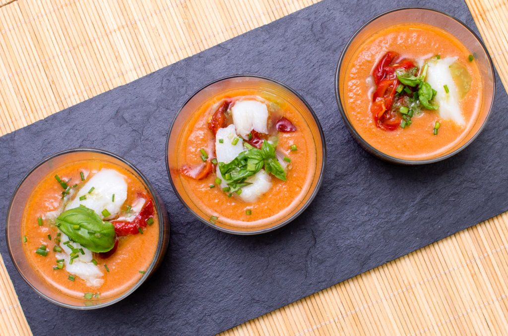 Crema fría de "escalivada" y fresas con guarnición de bacalao confitado y aceite de albahaca