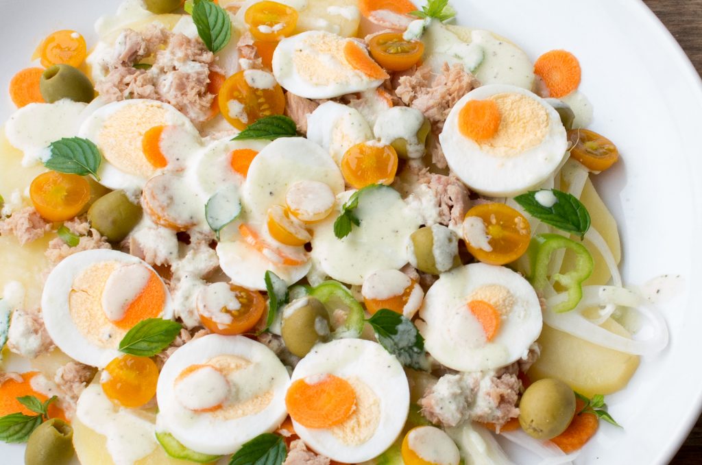 Ensalada de patata con aliño de pepinio, yogur y menta