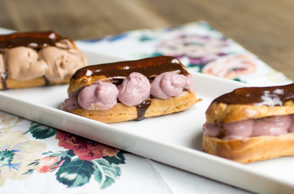 Moritos rellenos de crema de frutas del bosque y de trufa rápida. Receta de Loli Carrión