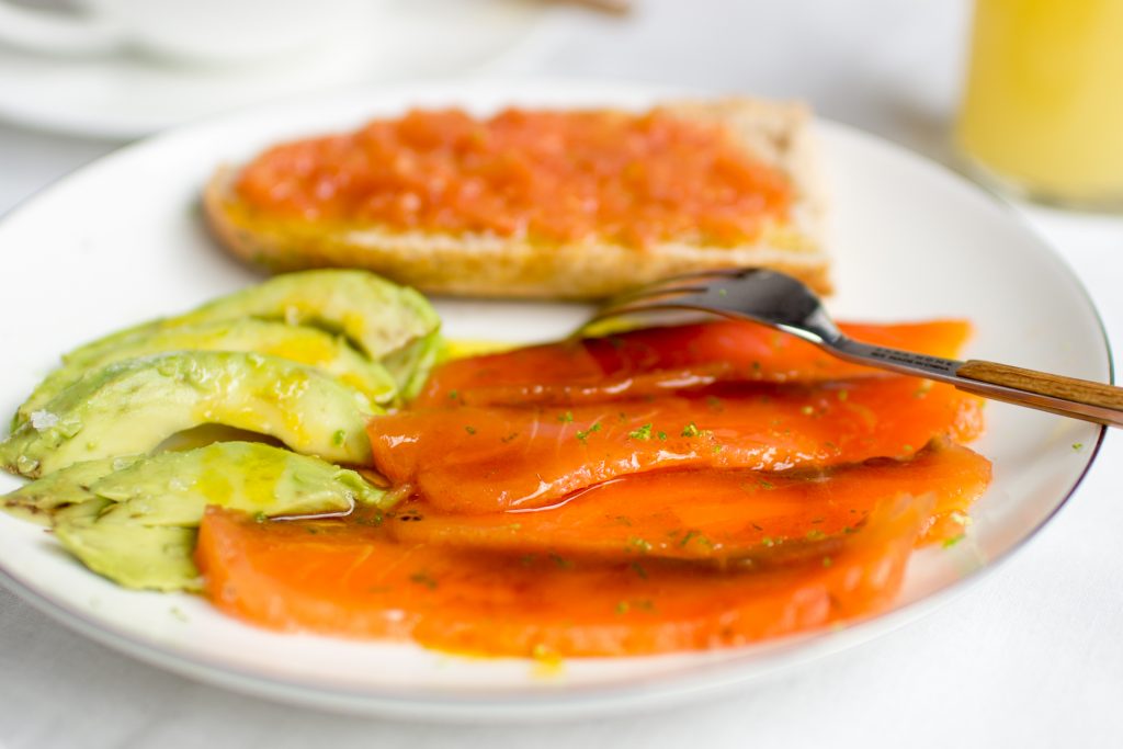 Salmón marinado al jengibre con salsa de cítricos y wasabi por Loli Carrión