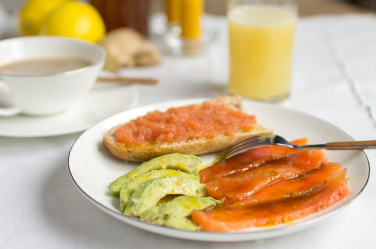 Salmón marinado al jengibre con salsa de cítricos y wasabi por Loli Carrión