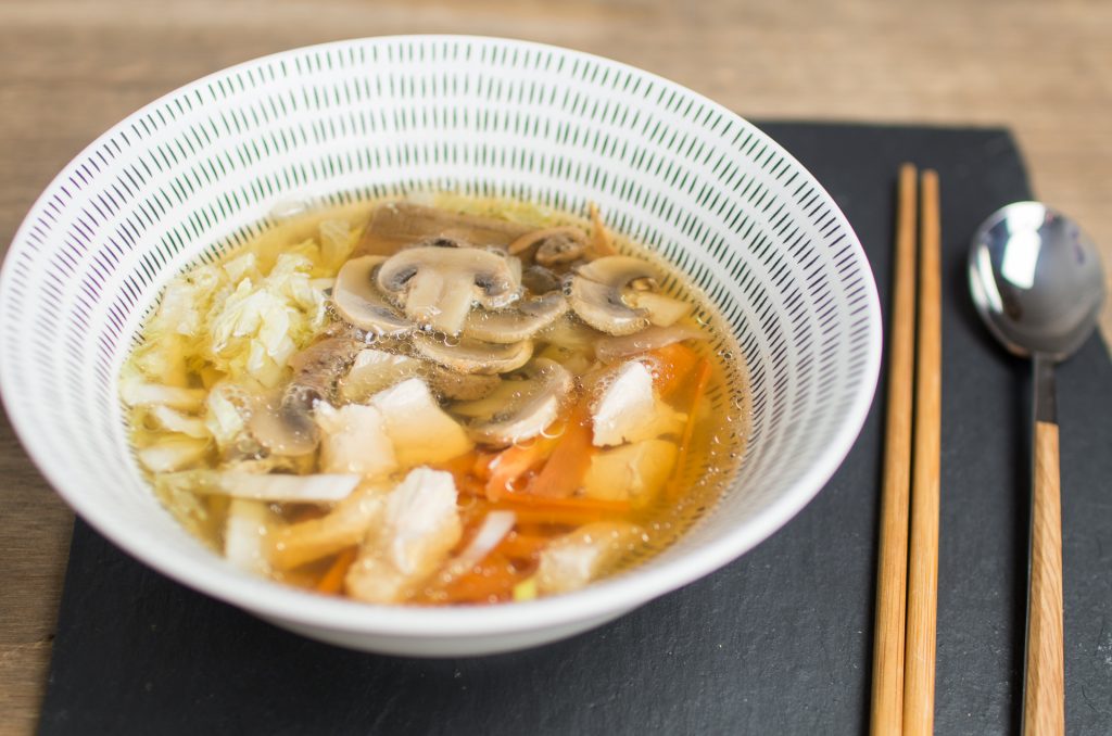 Sopa de miso con pollo y col china por Loli Carriión