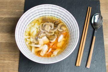 Sopa de miso con pollo y col china por Loli Carrión