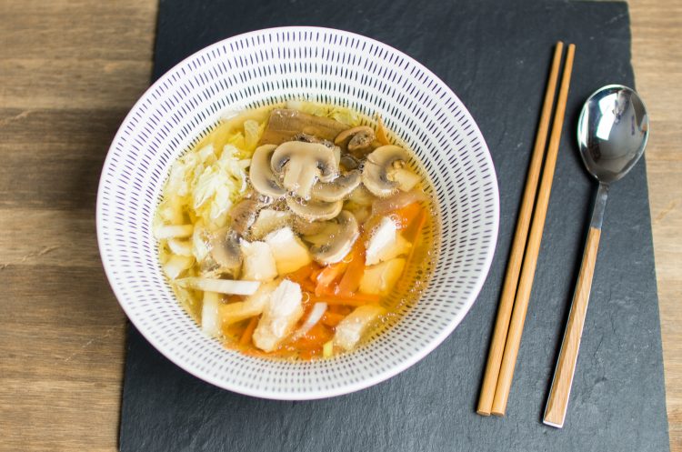 Sopa de miso con pollo y col china por Loli Carrión