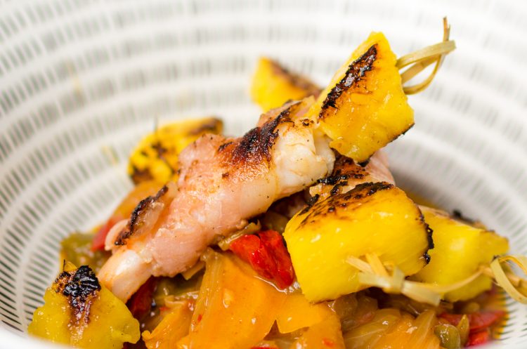 Brochet de langostinos, beicon y piña por Loli Carrión
