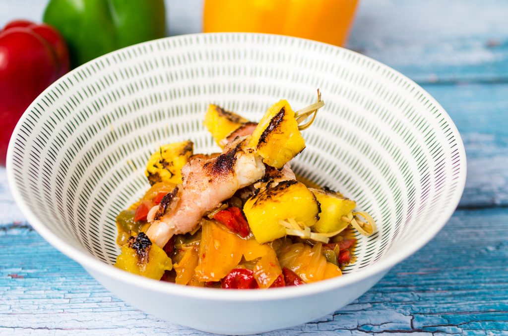Brocheta de langostinos beicon y piña con su guarnición de verduras por Loli Carrión