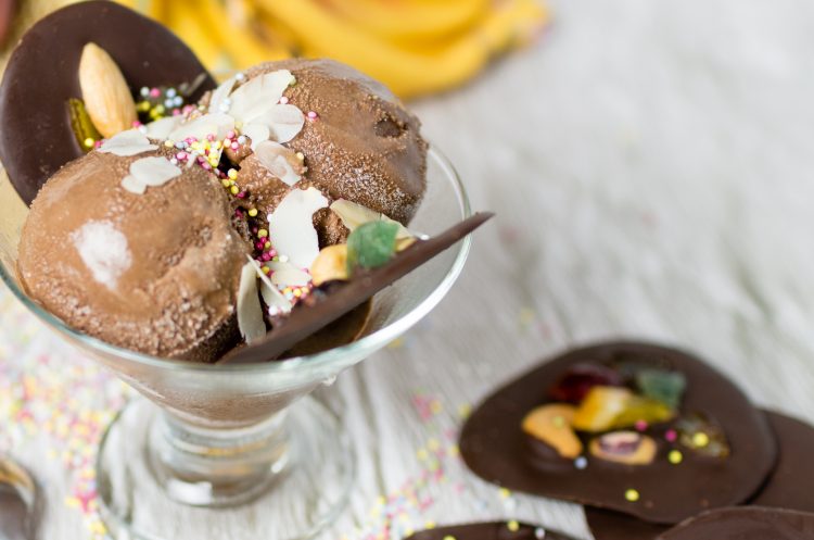 Helado de chocolate con galletas del músico