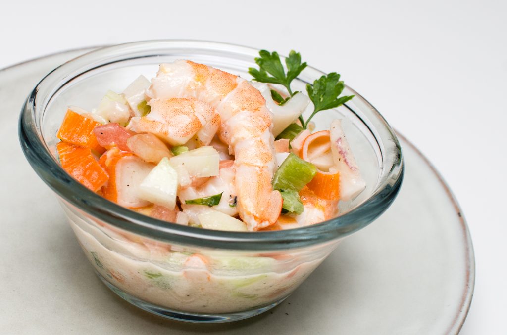 Vinagreta de langostinos y surimi. Receta de Loli Carrión