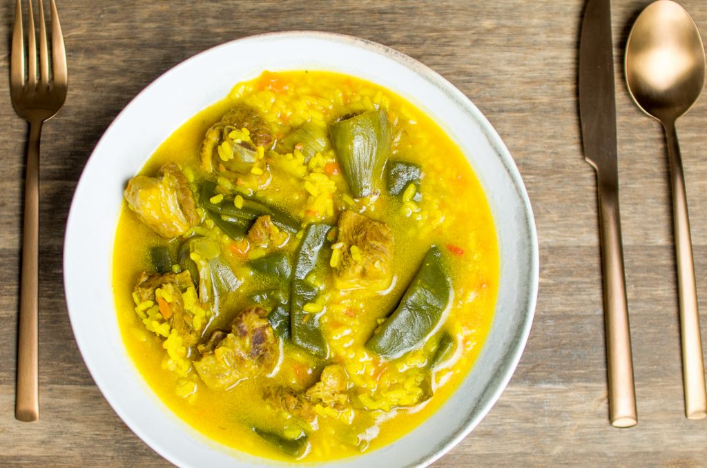 Arroz caldoso con costillas y alcachofas