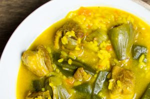 Arroz caldoso de costillas y alcachofas