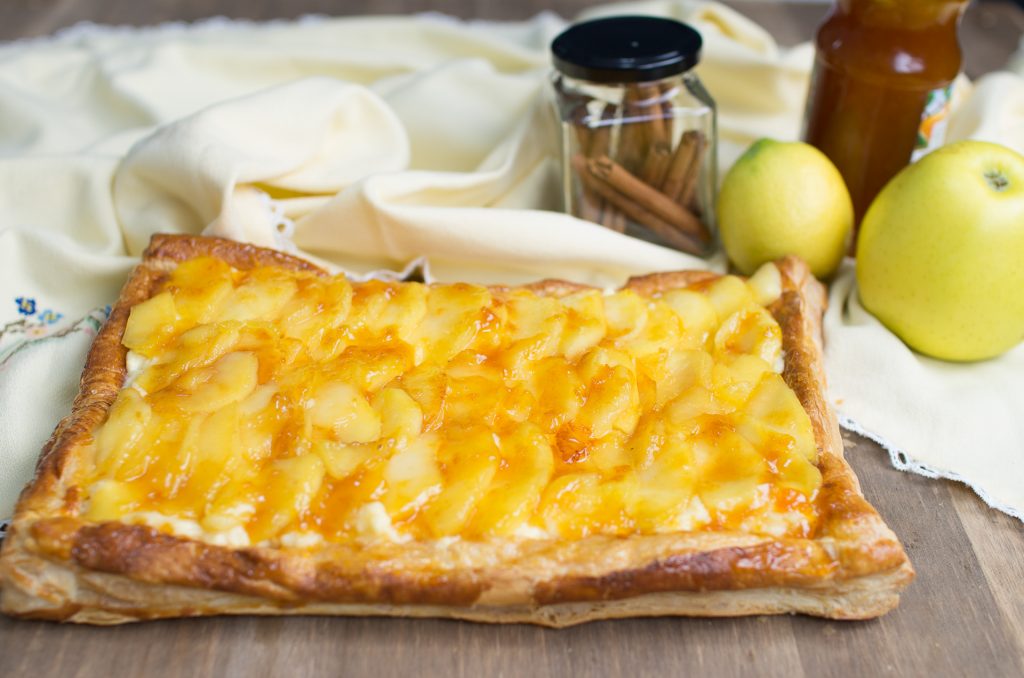 Tarta de manzana con hojaldre y crema